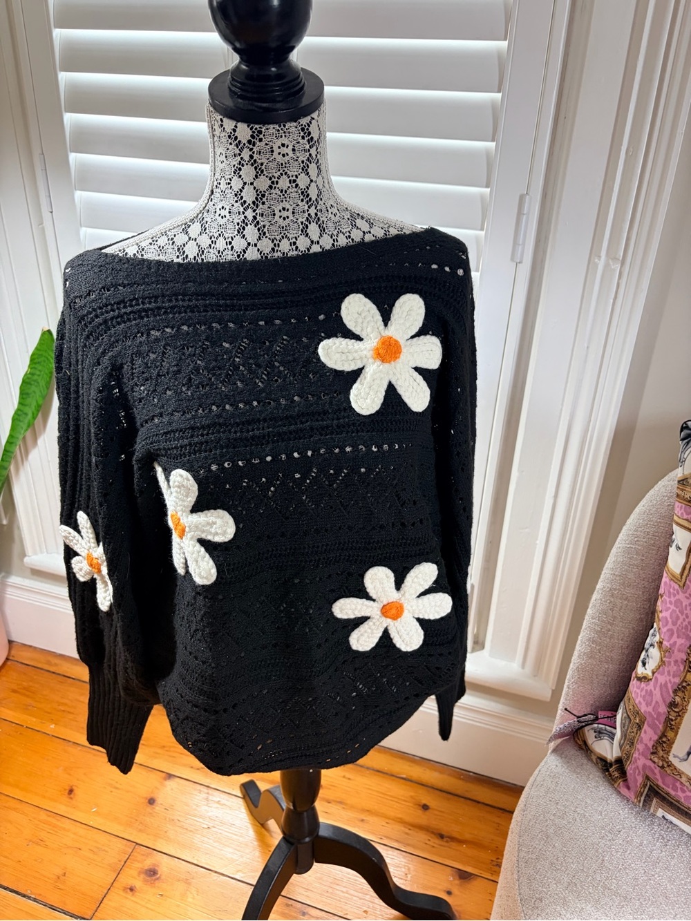 Black Daisy Appliqué Knit Sweater - Women's